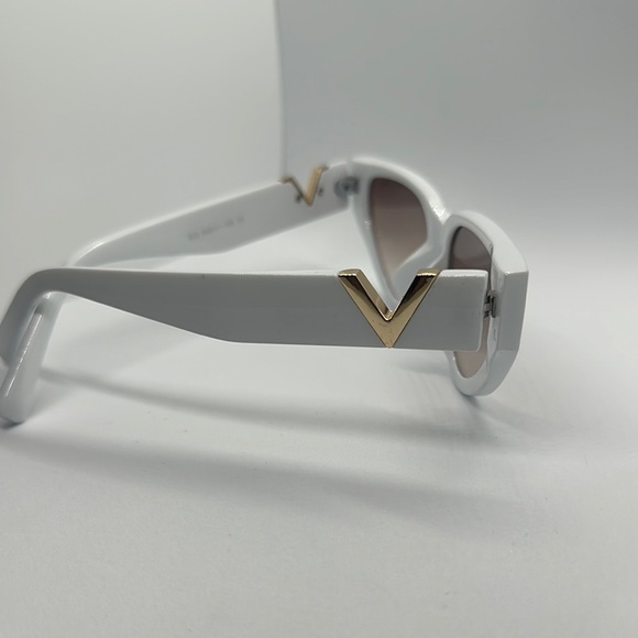 Chic White Cat-Eye Sunglasses with Gold Accents - UV Protection! display picture 2